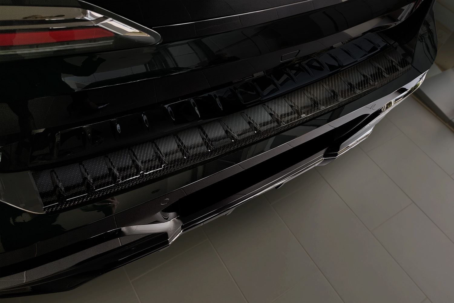 Rear bumper protector suitable for BMW 7 Series (G70) 2022-present 4-door saloon carbon