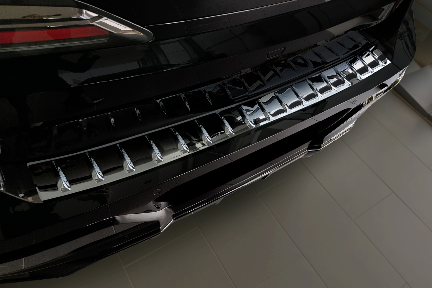Protection de seuil de coffre convient à BMW Série 7 (G70) 2022-présent 4 portes tricorps acier inox noir brillant