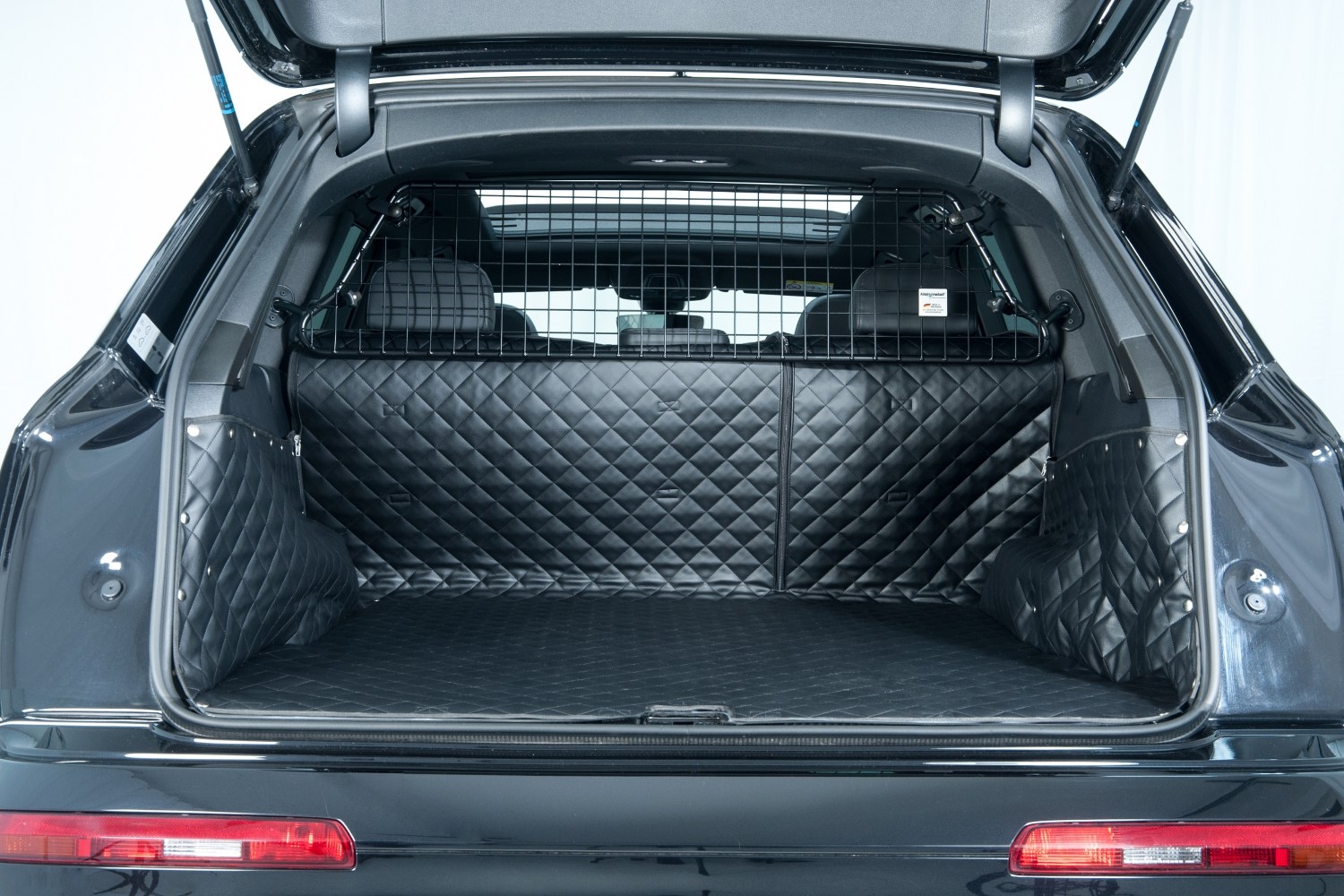 Kofferraumschutz Audi Q5 (FY) 2017-heute Kleinmetall Starliner Deluxe - schwarze Nähte