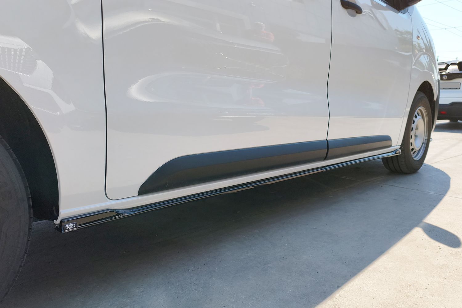 Side skirts suitable for Citroën Jumpy III 2016-present - painted (4) Side skirts suitable for Citroën Jumpy III 2016-present - painted (4)