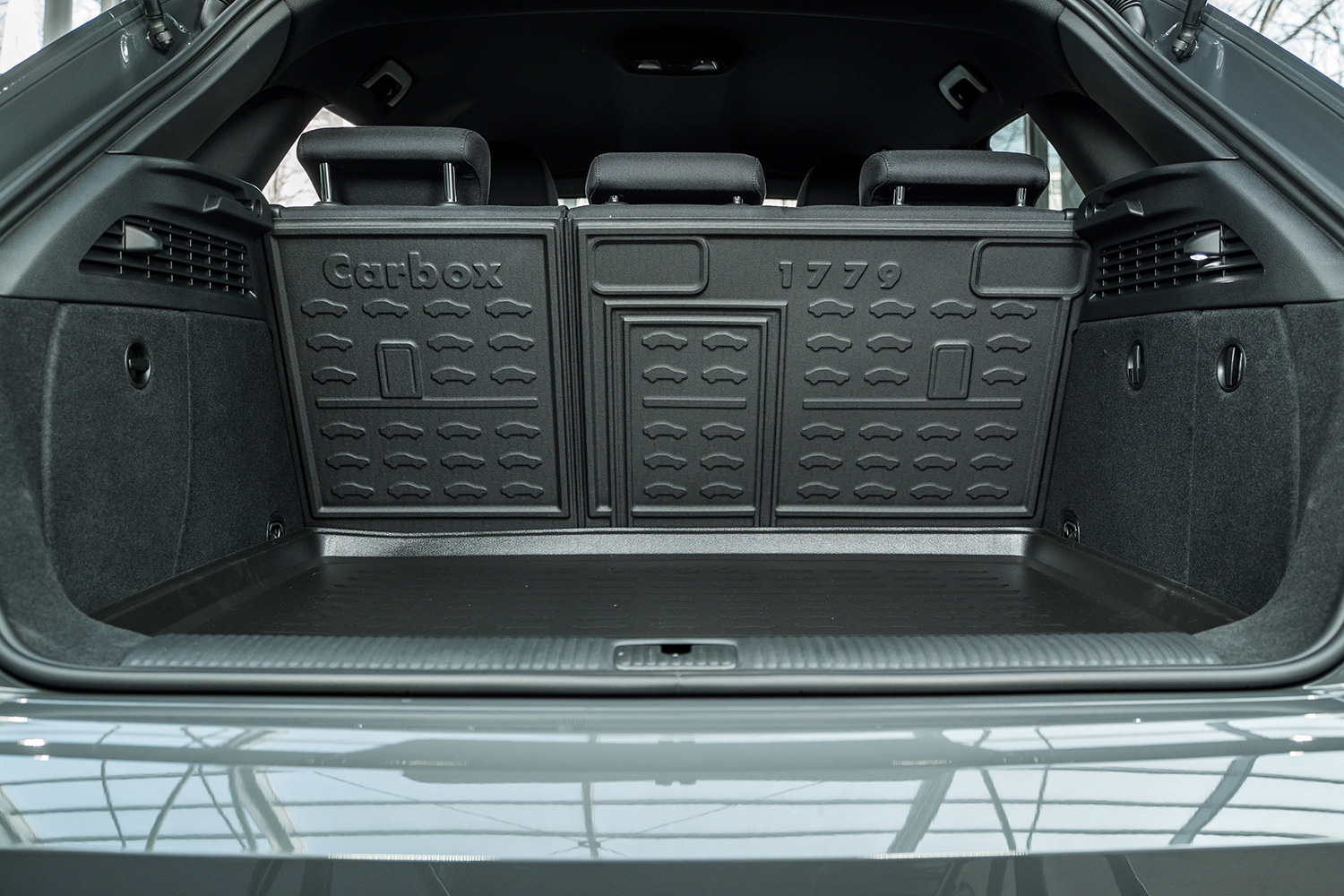 Protecteur de dossier de siège arrière convient à Skoda Superb II (3T) 2008-2015 5 portes bicorps Carbox Form2Flex caoutchouc PE