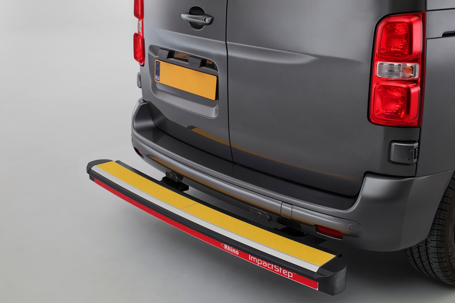 Estribo trasero compatible con Ford Transit IV 2014-presente Rhino ImpactStep Estribo trasero compatible con Ford Transit IV 2014-presente Rhino ImpactStep