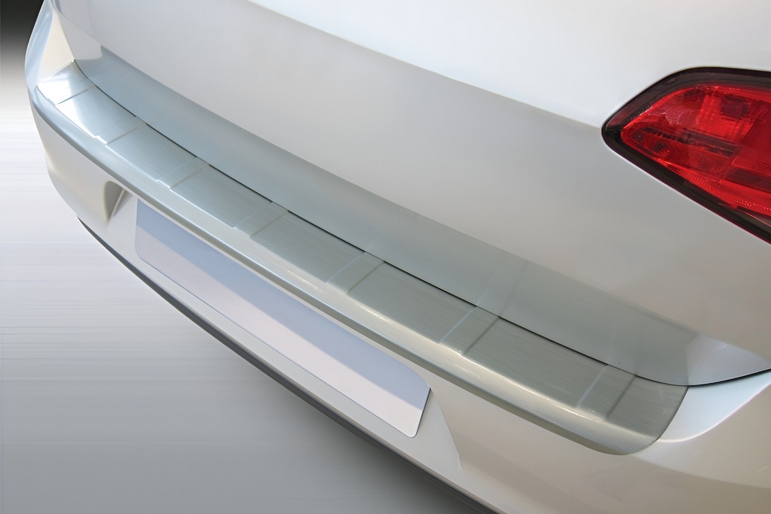 Rear bumper protector suitable for Citroën C3 Picasso 2009-2017 5-door hatchback ABS - silver Rear bumper protector suitable for Citroën C3 Picasso 2009-2017 5-door hatchback ABS - silver