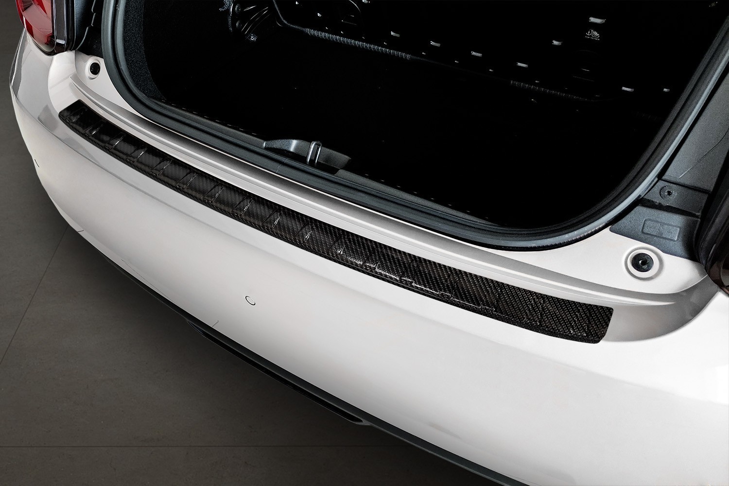 Protection de seuil de coffre convient à Fiat 500e 2020-présent 3 portes bicorps carbone