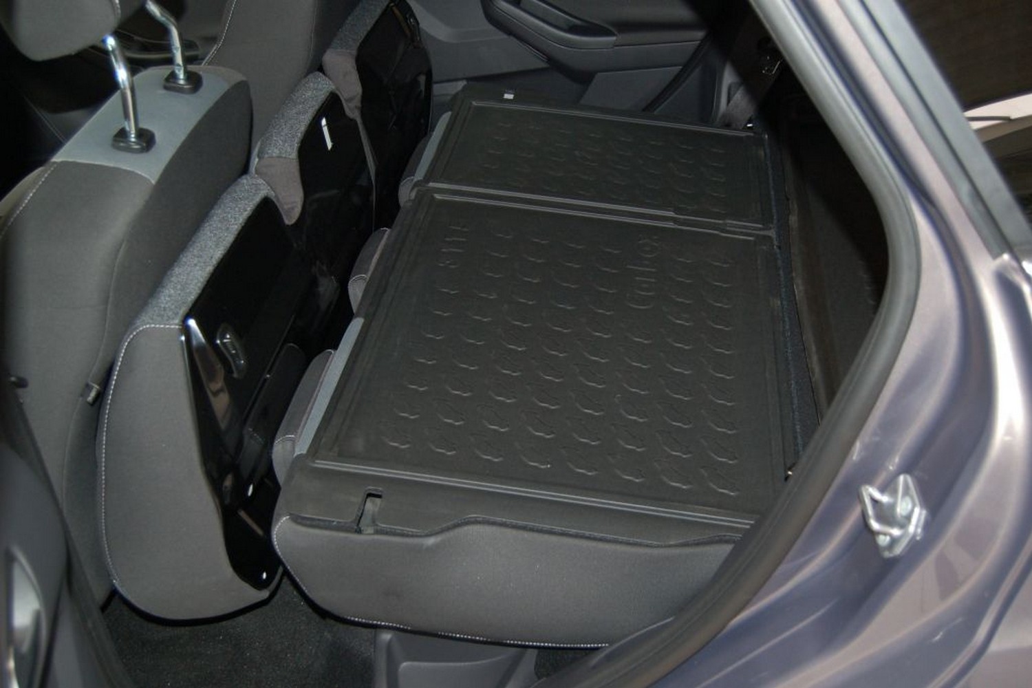 Rücksitzlehnenschutz passend für Ford Focus III 2010-2018 Kombi Carbox Form2Flex PE Gummi