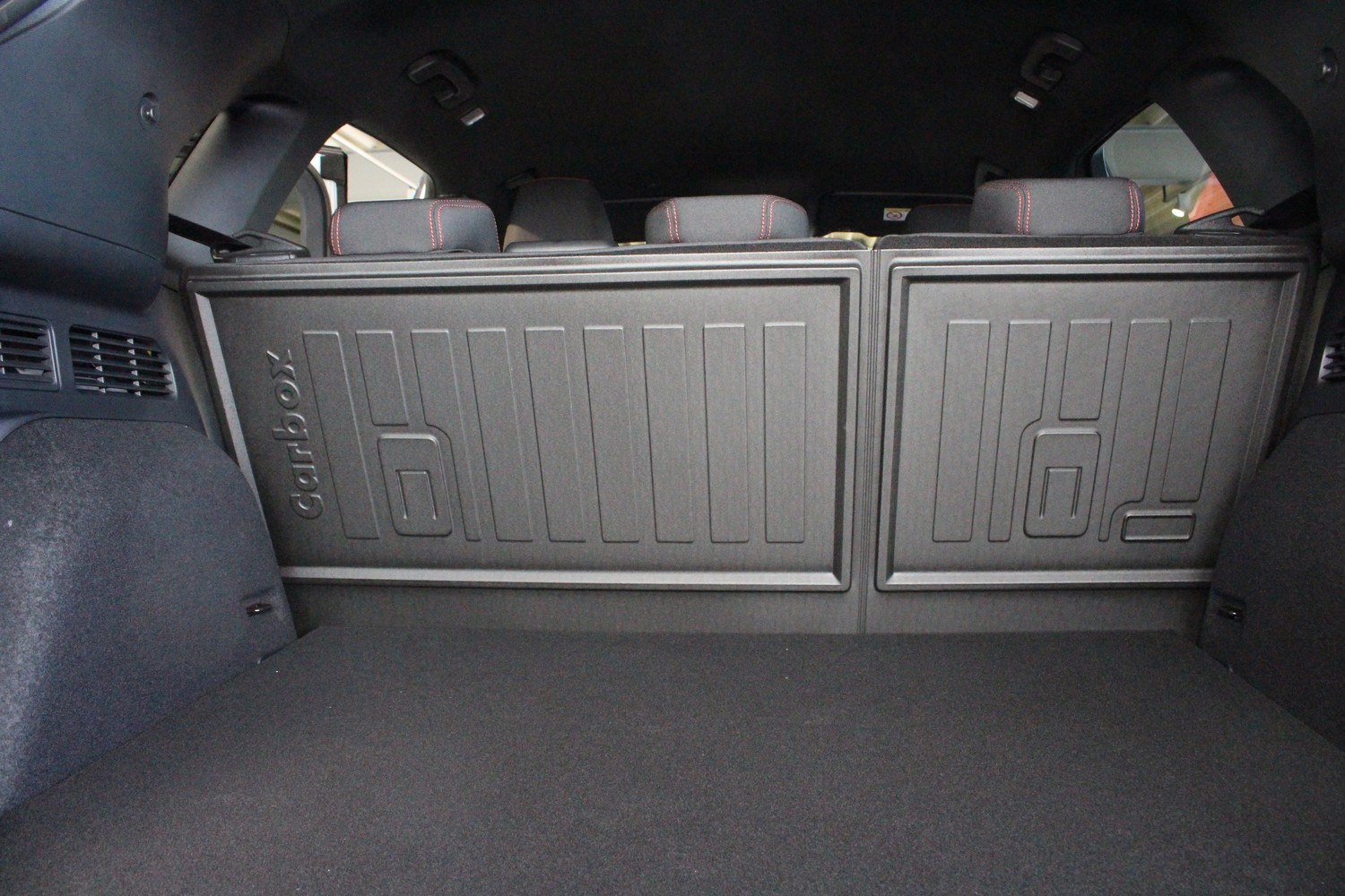Achterbank rugleuning beschermer geschikt voor Ford Kuga III 2019-heden Carbox Form2Flex PE rubber