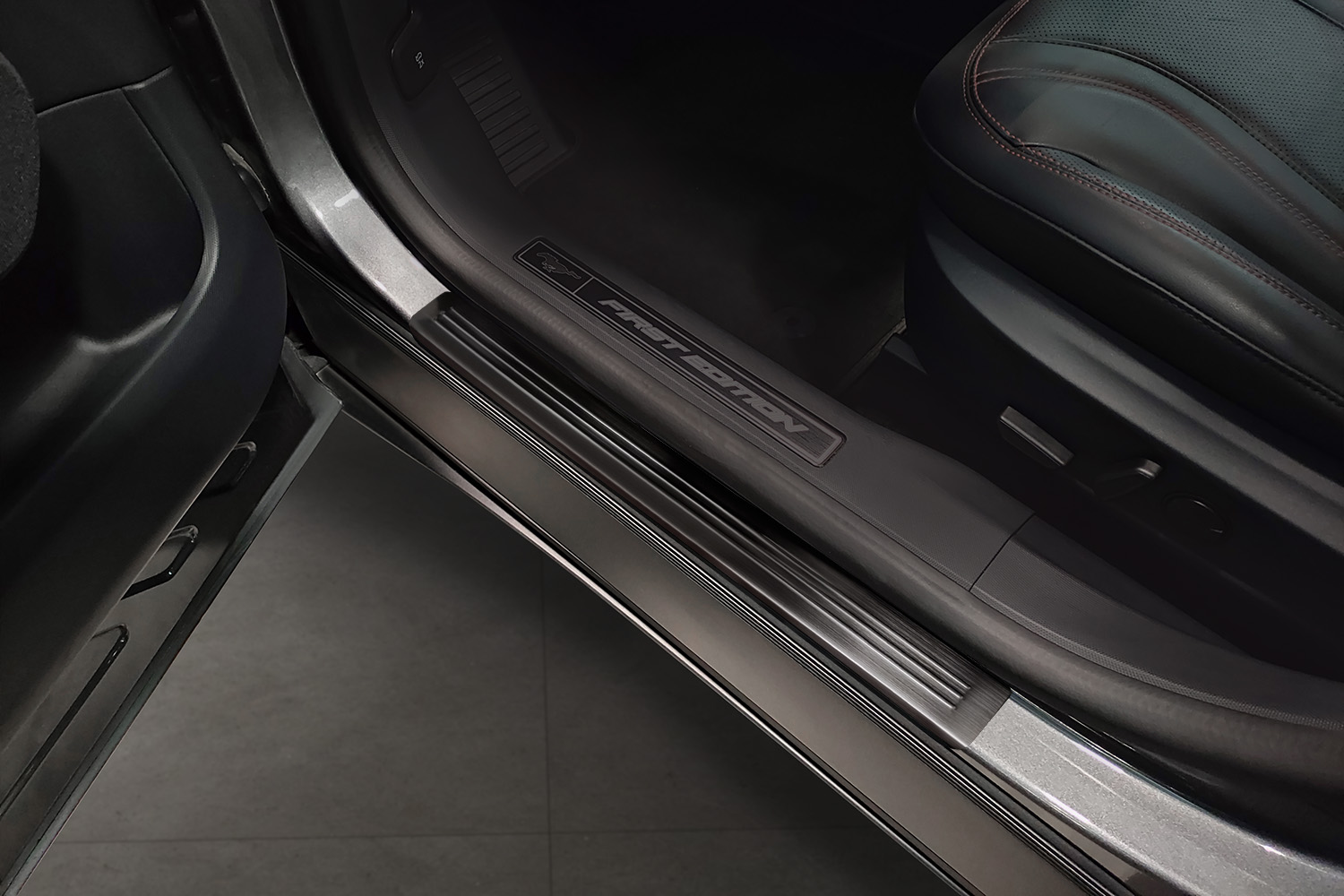 Seuils de portes convient à Ford Mustang Mach-E 2020-présent acier inox brossé anthracite 4 pièces