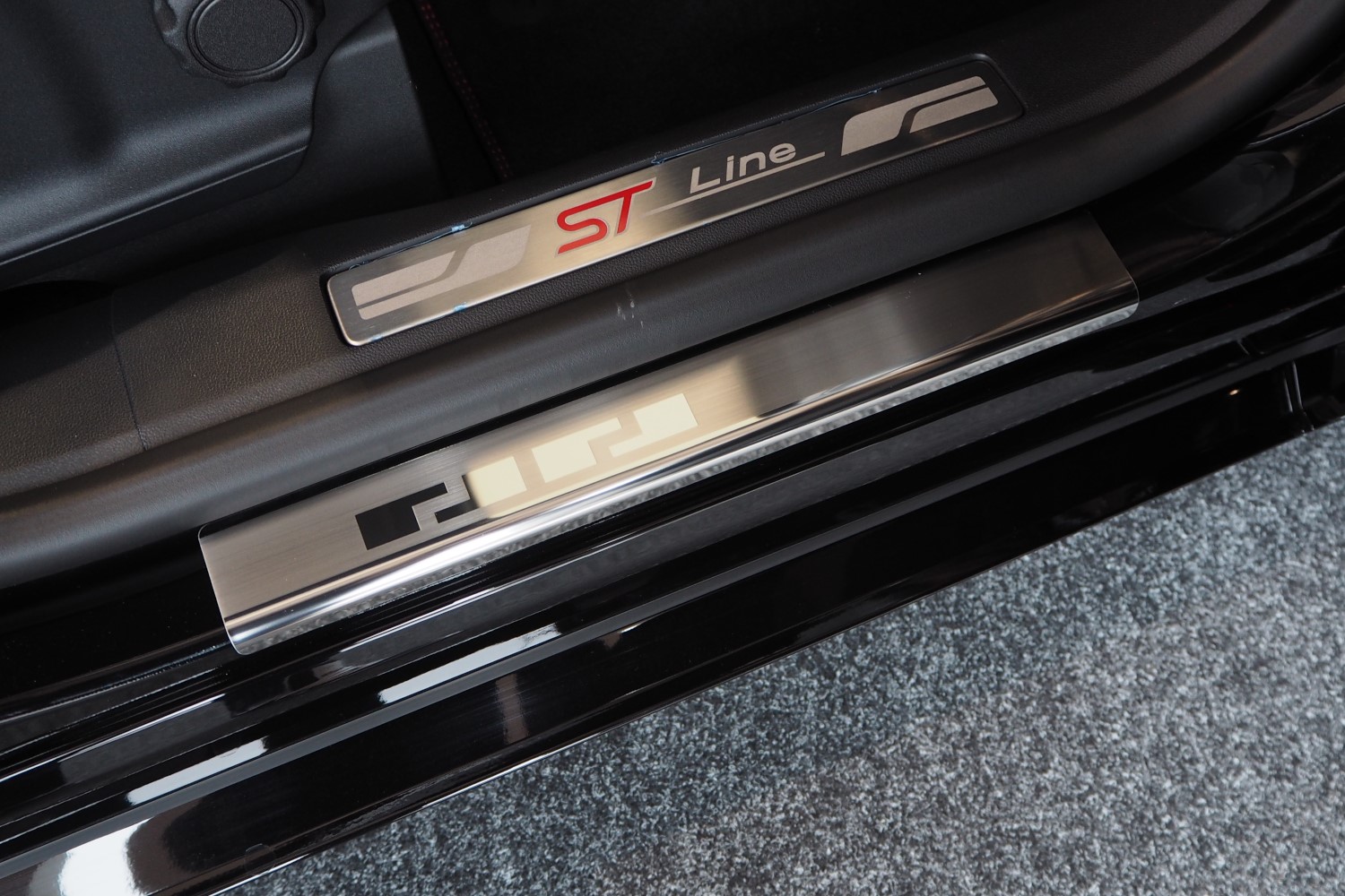 Door sill plates Ford Kuga III stainless steel and carbon