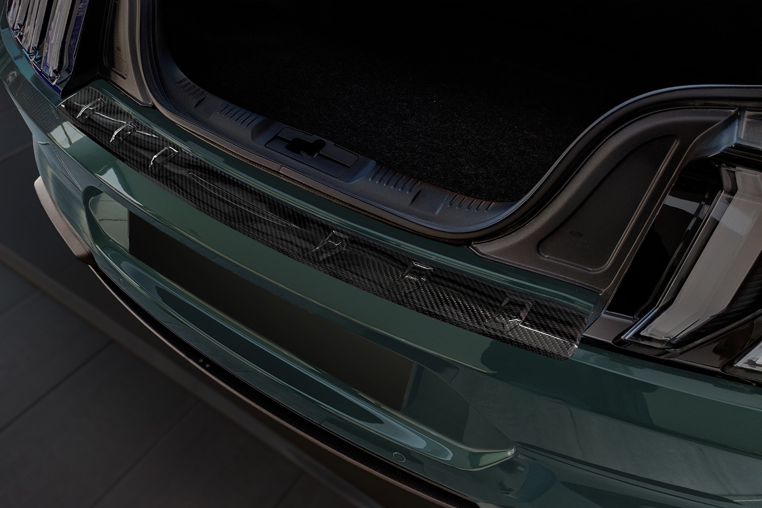 Protection de seuil de coffre convient à Ford Mustang VI 2014-présent carbone