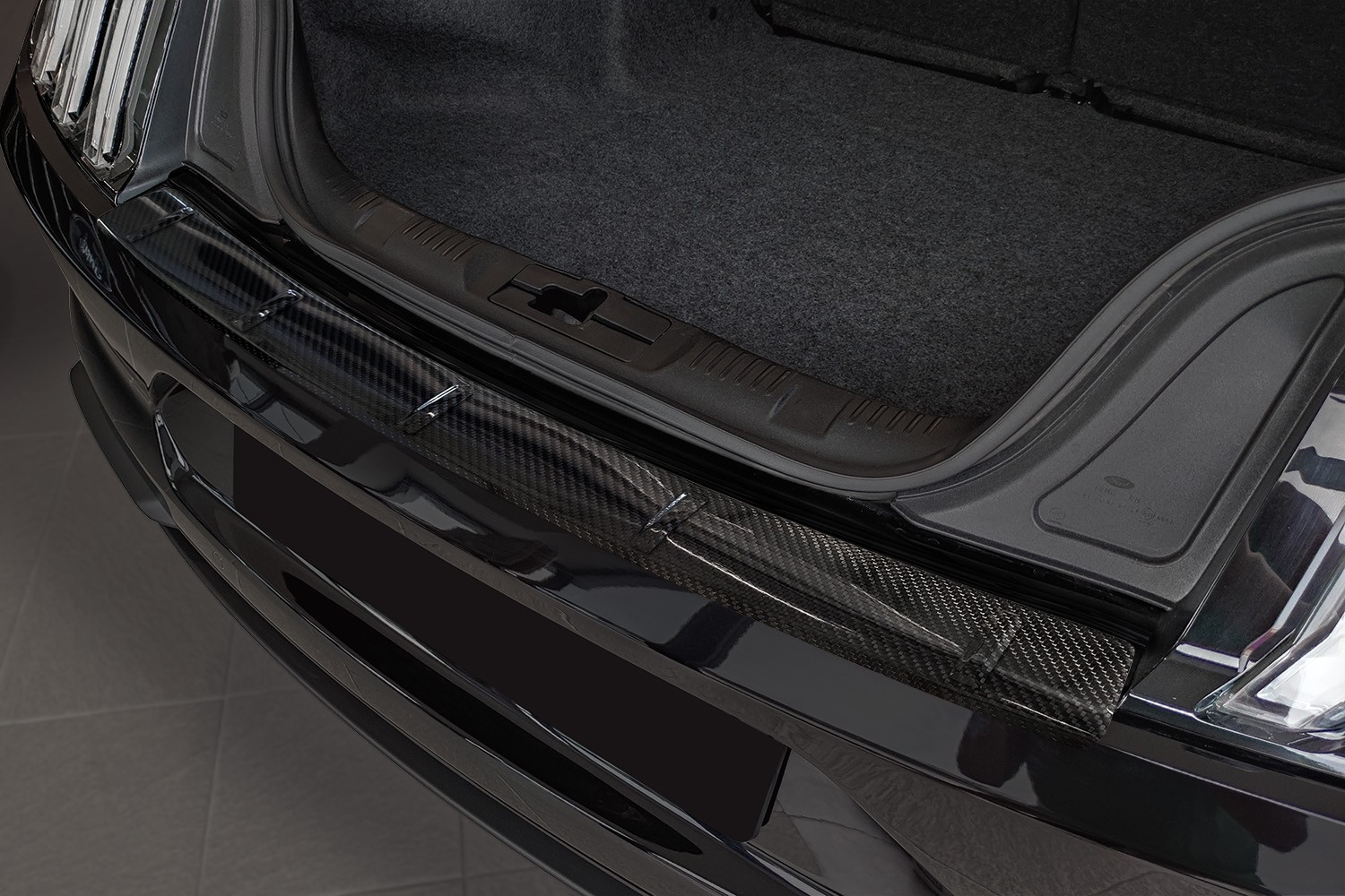 Protection de seuil de coffre convient à Ford Mustang VI 2014-présent carbone