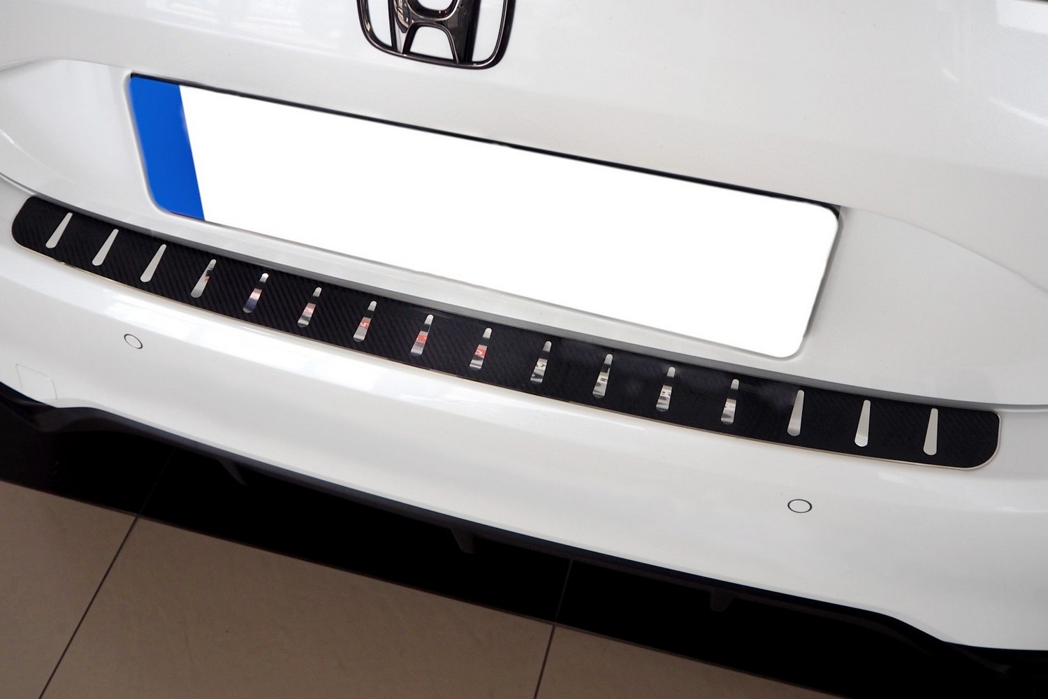 Protection de seuil de coffre convient à Honda Civic XI 2021-présent 5 portes bicorps acier inox - feuille de carbone