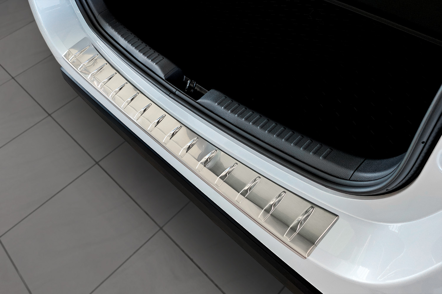 Protection de seuil de coffre convient à Mazda2 Hybrid (XP21) 2022-présent 5 portes bicorps acier inox brossé