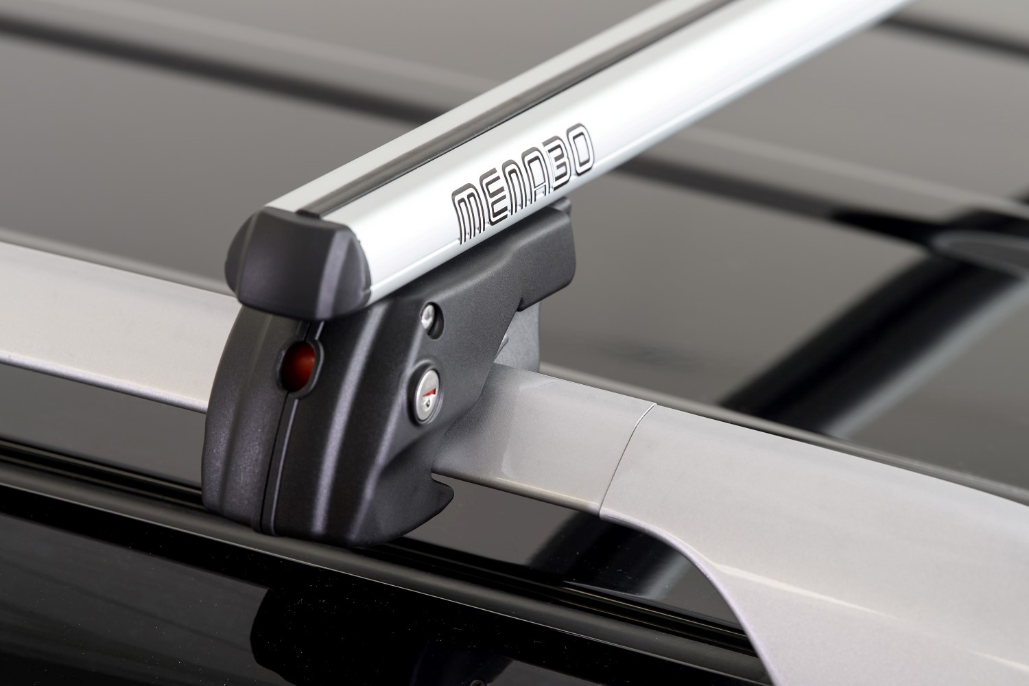 Menabo Sherman roof bars set silver - Dachträger / Relingträger Satz Silber - dakdragers set zilver - jeu de barres de toit argent (3) Menabo Sherman roof bars set silver - Dachträger / Relingträger Satz Silber - dakdragers set zilver - jeu de barres de toit argent (3)