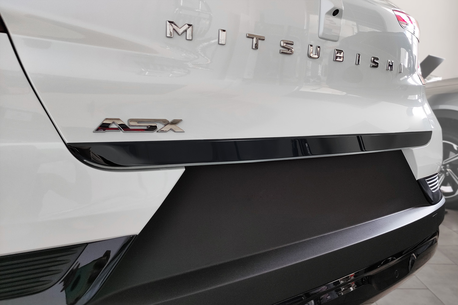 Garniture hayon arrière Mitsubishi ASX II 2023-présent acier inox noir brillant