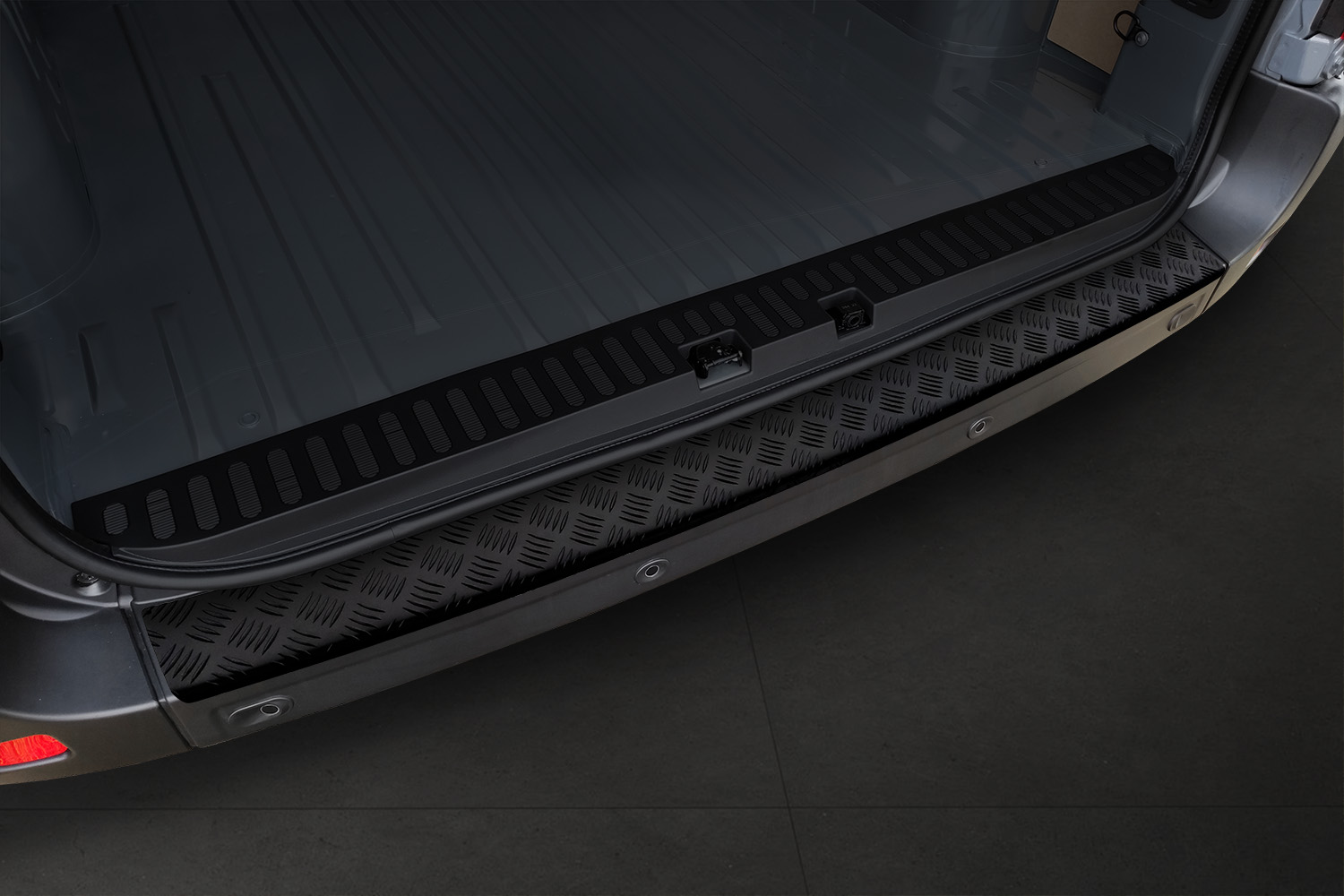 Rear bumper protector suitable for Nissan NV400 - Interstar II 2010-present aluminium diamond plate matt black