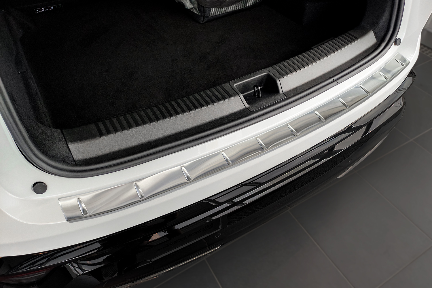 Rear bumper protector suitable for Renault Espace VI 2023-present stainless steel brushed