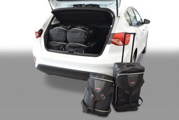 Ford Focus IV 2018-present 5-door with adjustable boot floor in lowest position travel bags (1)