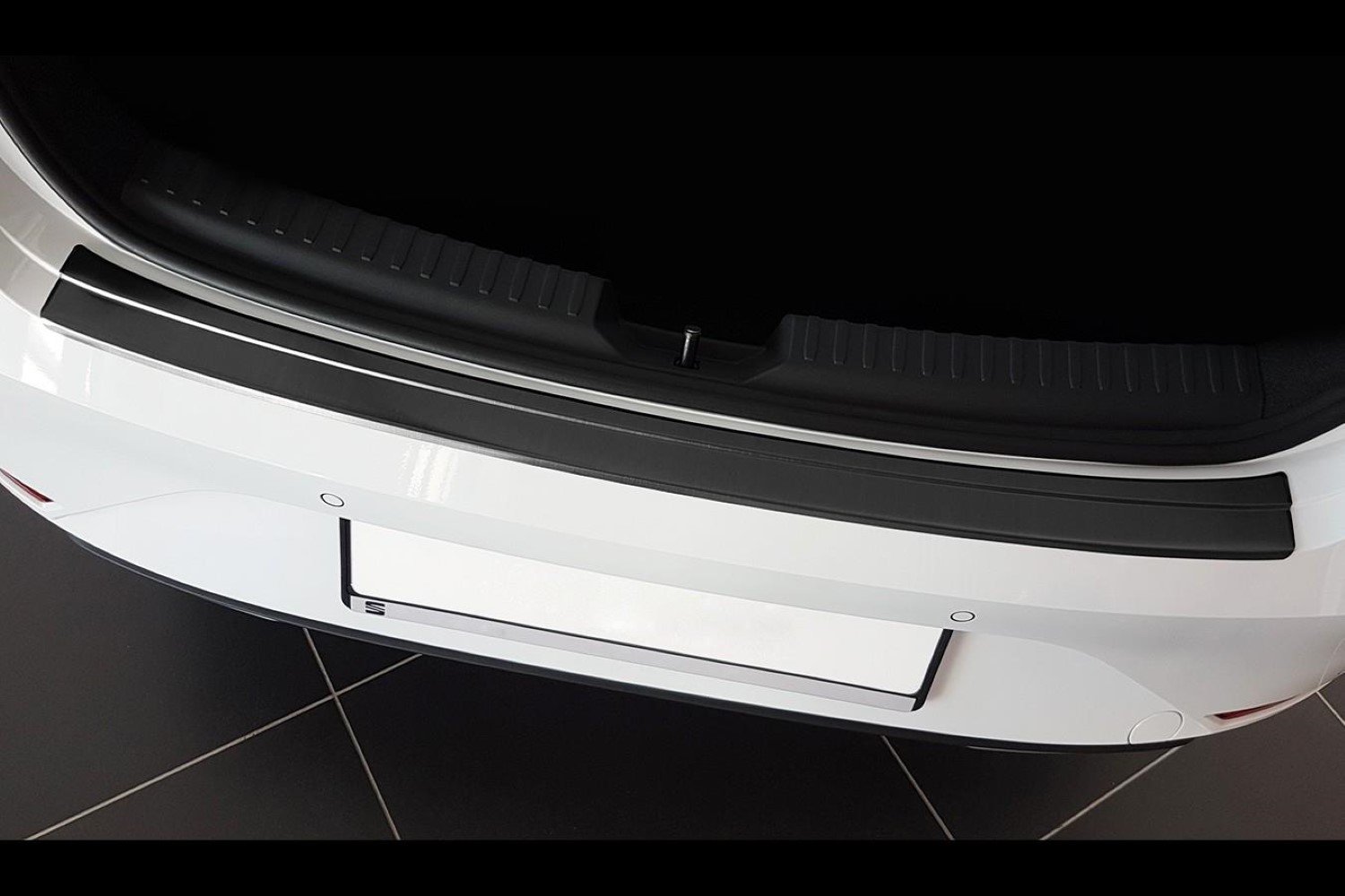 Protection de seuil de coffre Seat Leon (KL) 2020-présent 5 portes bicorps acier inox brossé anthracite