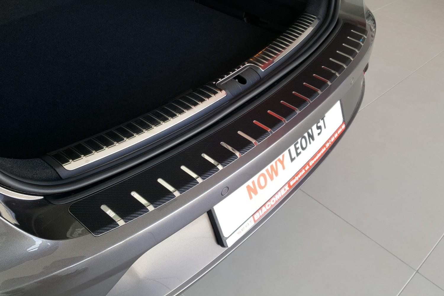 Rear bumper protector suitable for Seat Leon ST (5F) 2014-2020 wagon stainless steel - carbon foil
