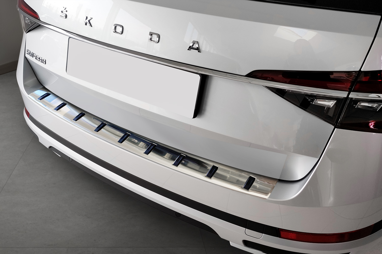 Rear bumper protector suitable for Skoda Superb III Combi (3V) 2015-2024 wagon stainless steel brushed - Strong