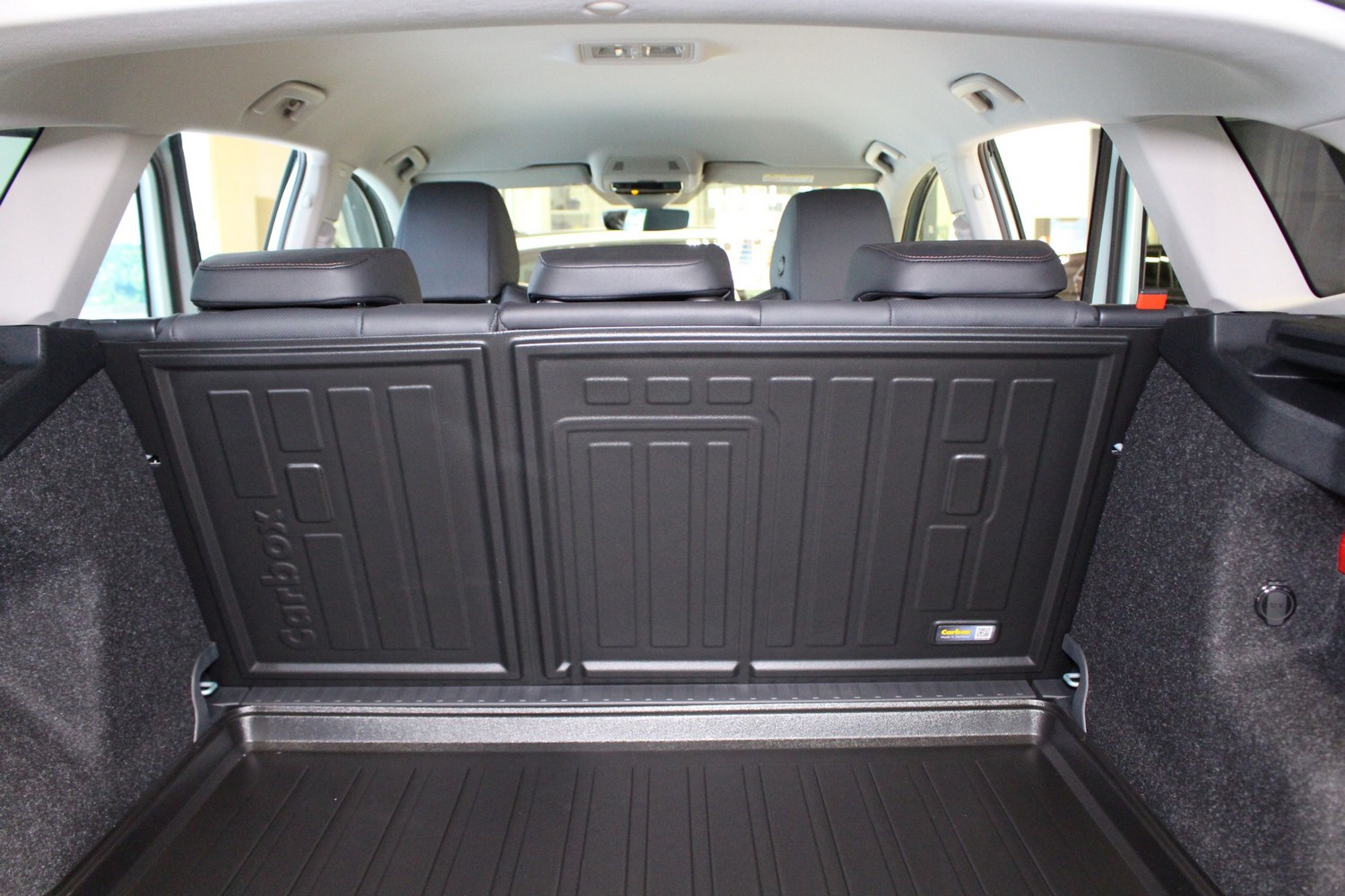 Rear seat backrest protector suitable for Skoda Enyaq iV 2020-present Carbox Form2Flex PE rubber