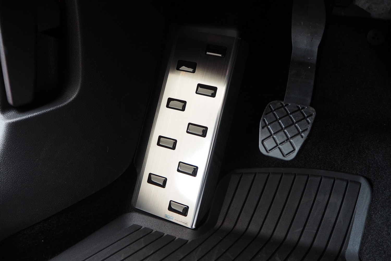 Foot rest trim suitable for Skoda Octavia IV Combi (NX) 2020-present wagon stainless steel brushed Foot rest trim suitable for Skoda Octavia IV Combi (NX) 2020-present wagon stainless steel brushed