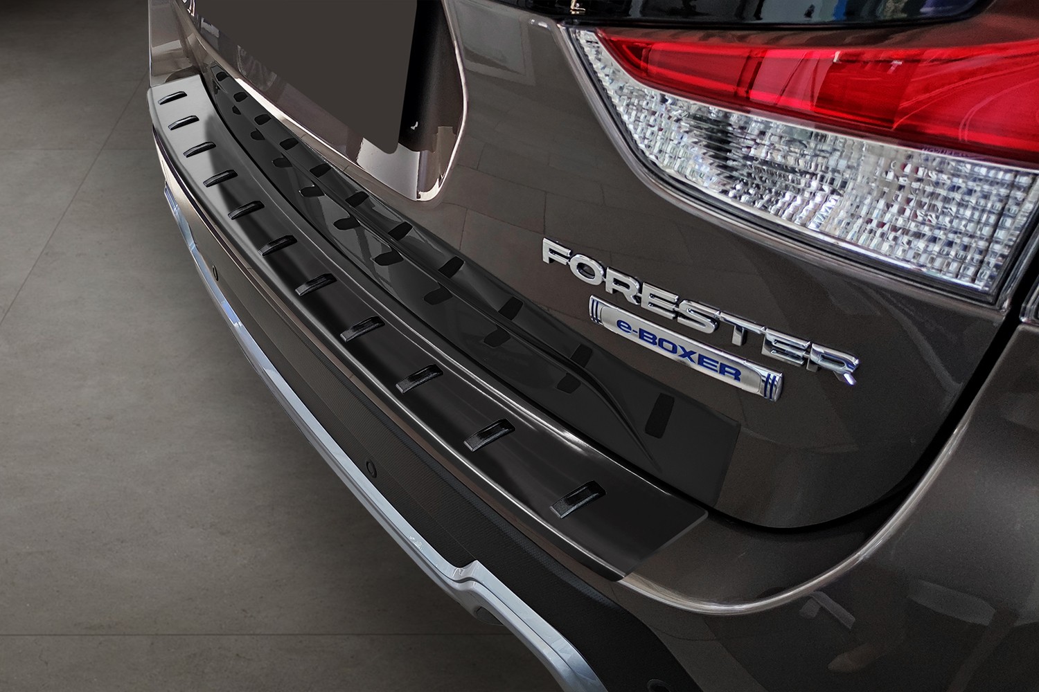 Ladekantenschutz passend für Subaru Forester V (SK) 2019-heute Edelstahl gebürstet Anthrazit – Strong