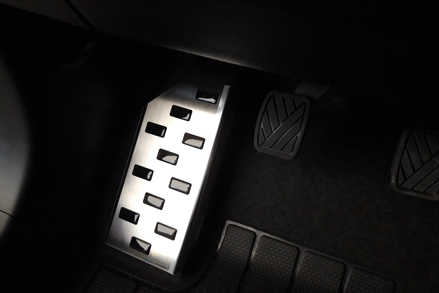 Foot rest trim suitable for Suzuki Vitara (LY) 2015-present stainless steel brushed Foot rest trim suitable for Suzuki Vitara (LY) 2015-present stainless steel brushed