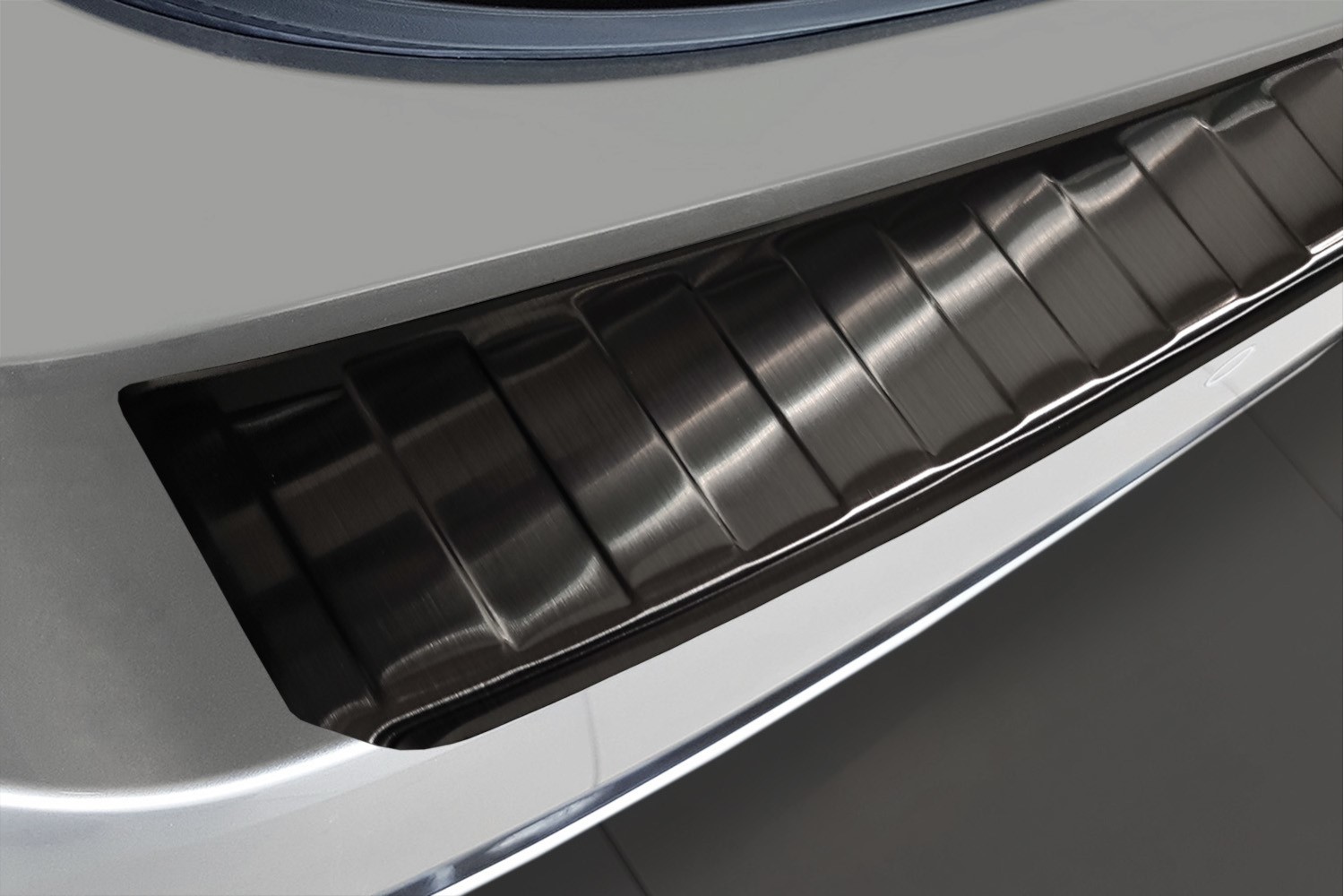 Protection de seuil de coffre Suzuki Swace 2020-présent break acier inox brossé anthracite
