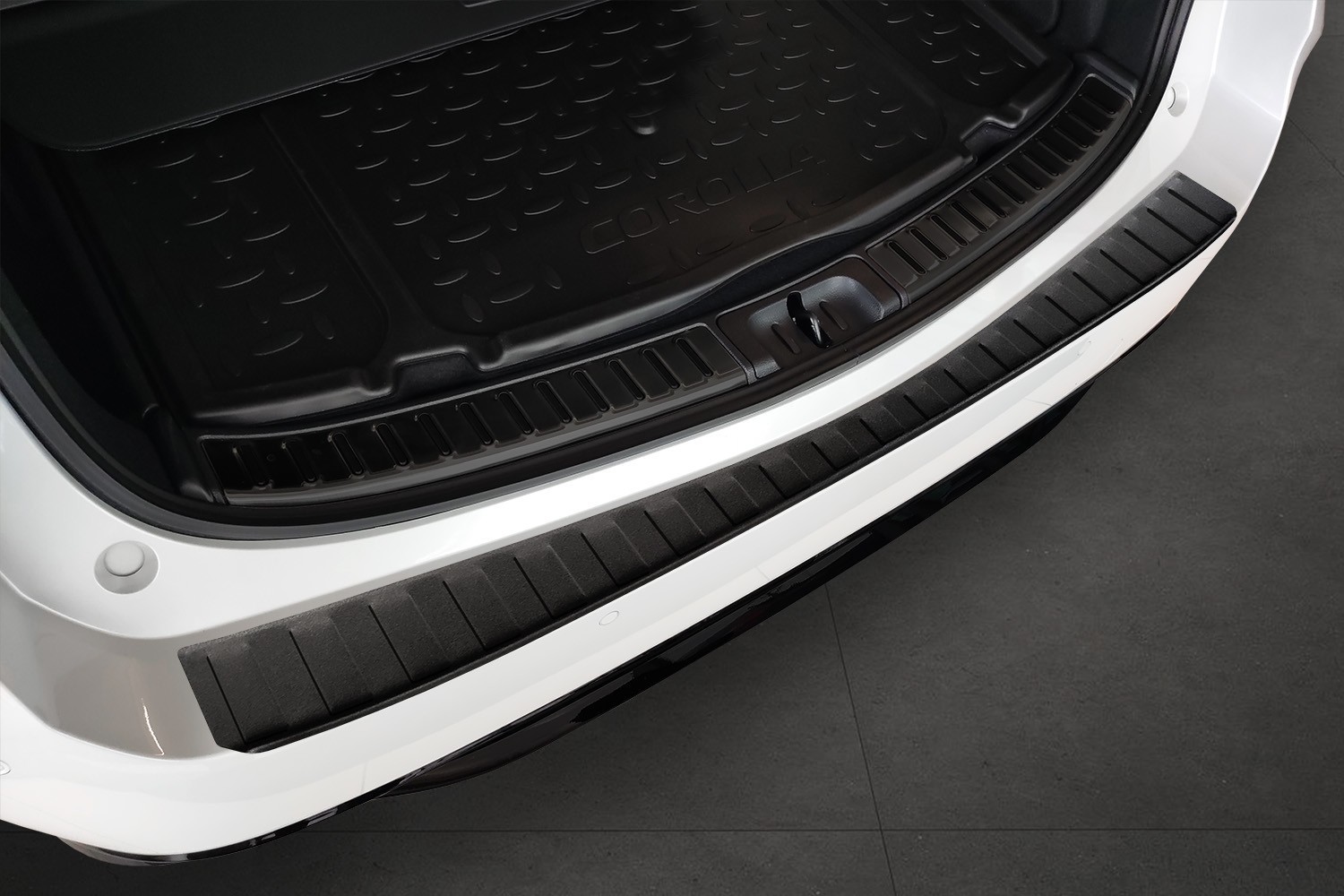 Protection de seuil de coffre Suzuki Swace 2020-présent break acier inox noir mat