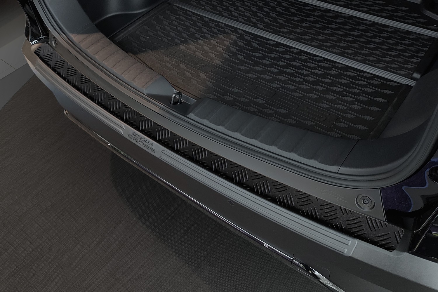 Protection de seuil de coffre convient à Toyota Corolla Cross (XG10) 2022-présent aluminium tôle larmée noir mat