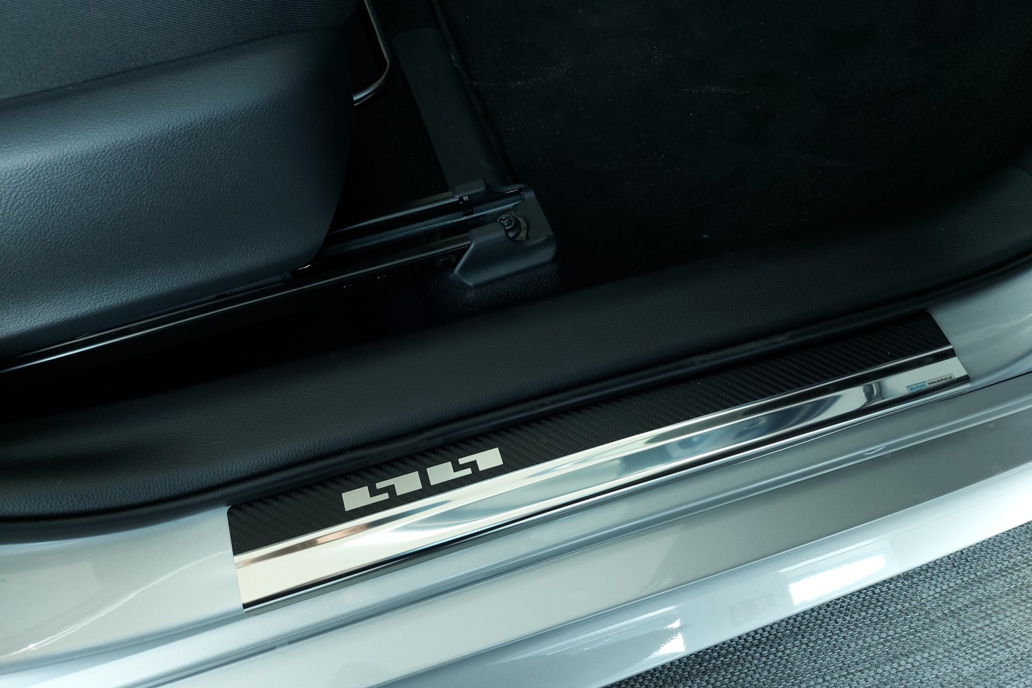 Seuils de portes Toyota Yaris (XP21) 2020-présent 5 portes bicorps acier inox - feuille de carbone