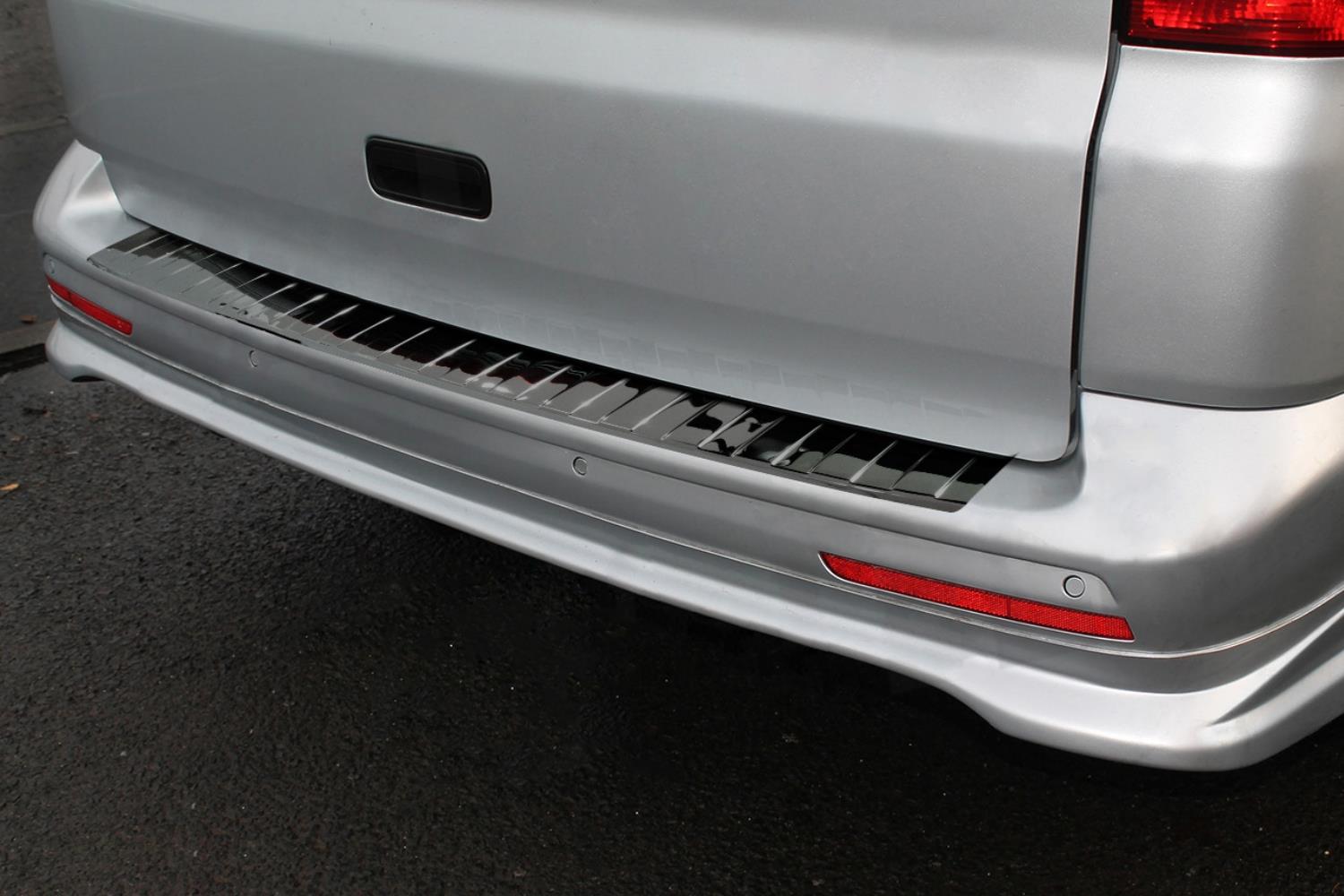 https://www.carparts-expert.com/images/stories/virtuemart/product/vw14t5bp-volkswagen-transporter-t5-2003-2015-rear-bumper-protector-stainless-steel-high-gloss-black-1.jpg