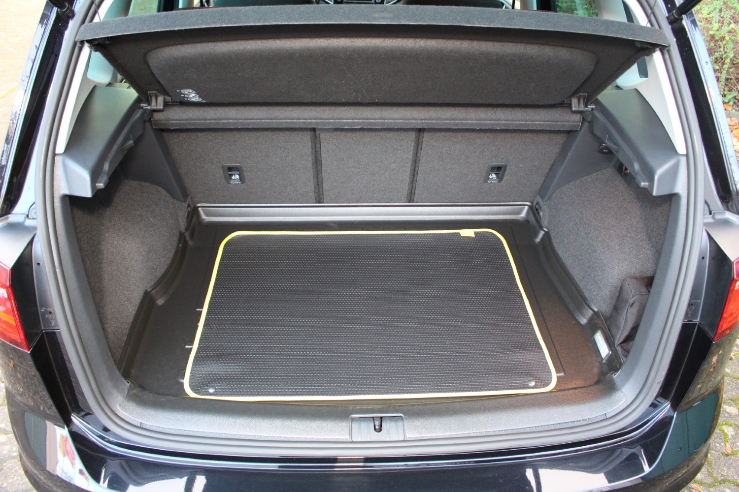 Kofferbakmat Volkswagen Golf VII Sportsvan (5G) 2014-2020 5-deurs hatchback Carbox Form PE rubber - zwart