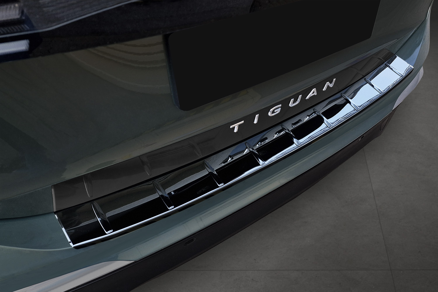 Protection de seuil de coffre convient à Volkswagen Tiguan III 2024-présent acier inox noir brillant