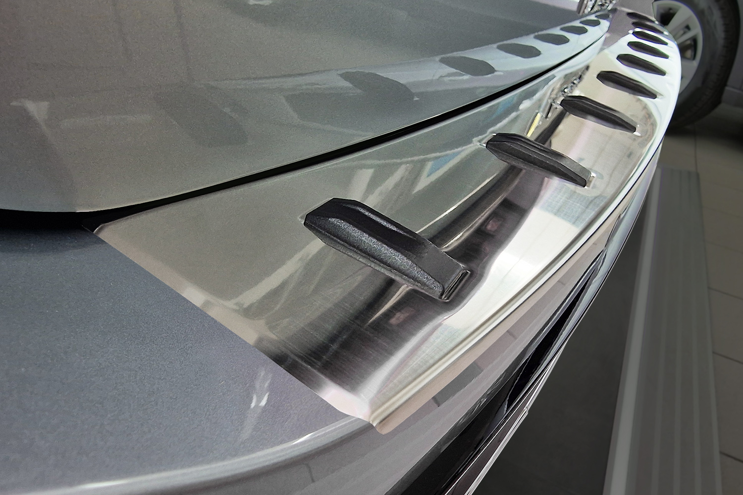 Protection de seuil de coffre convient à Volkswagen Passat Variant (B9) 2023-présent break acier inox brossé - Strong