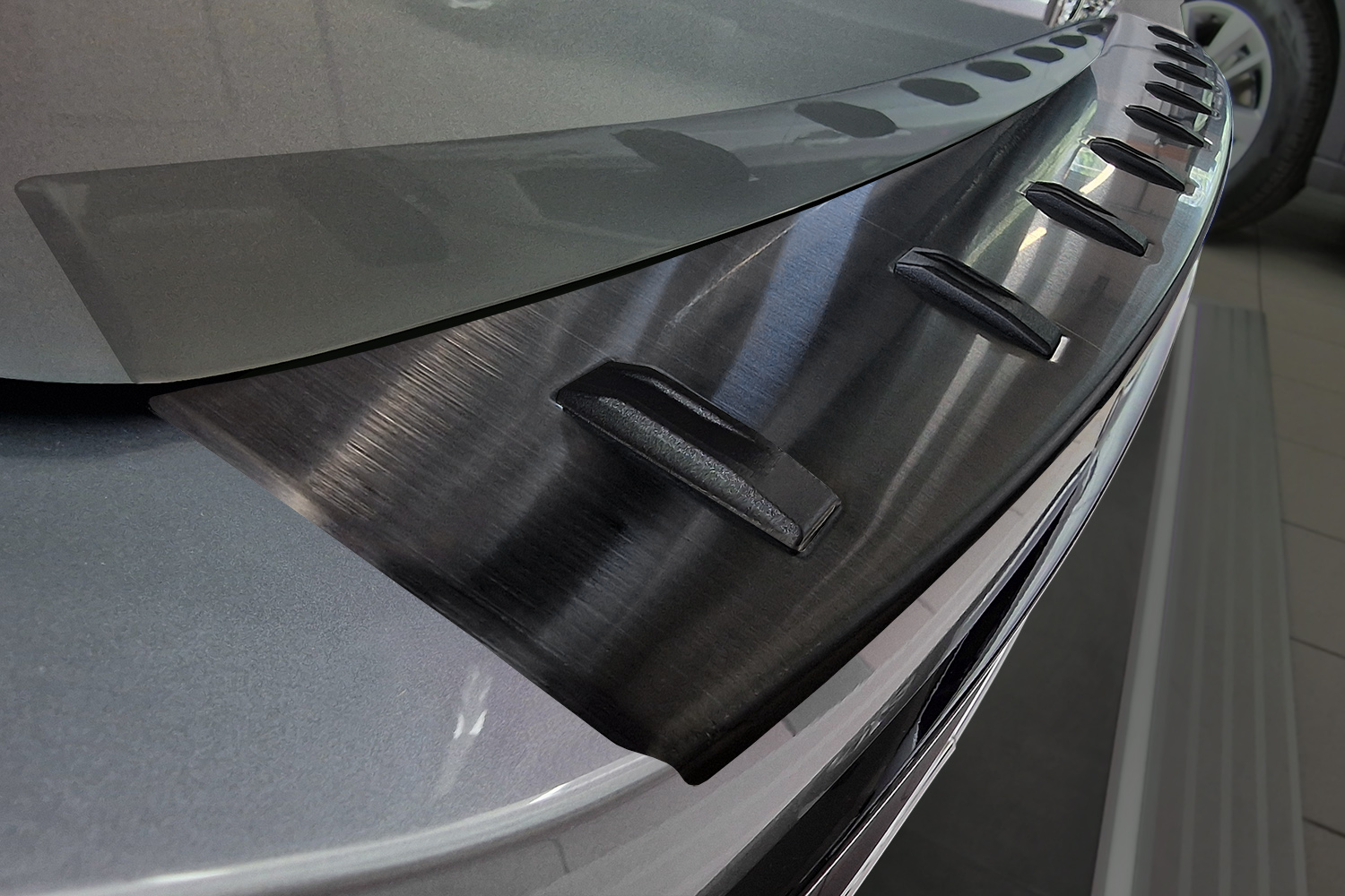 Protection de seuil de coffre convient à Volkswagen Passat Variant (B9) 2023-présent break acier inox brossé anthracite - Strong